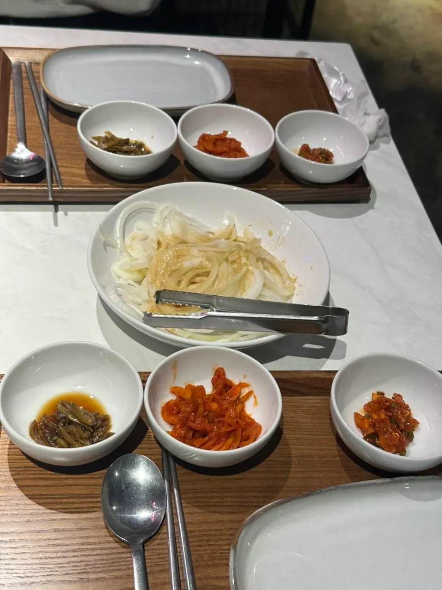 Basic side dishes set out on the table at Jeongyukdo