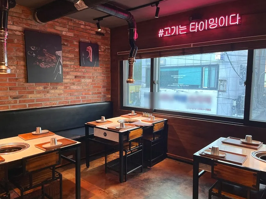 Antique-style interior dining hall of Jeongyukdo