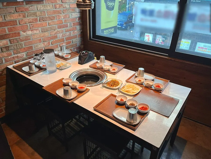 Jeongyukdo's 6-person room seating
