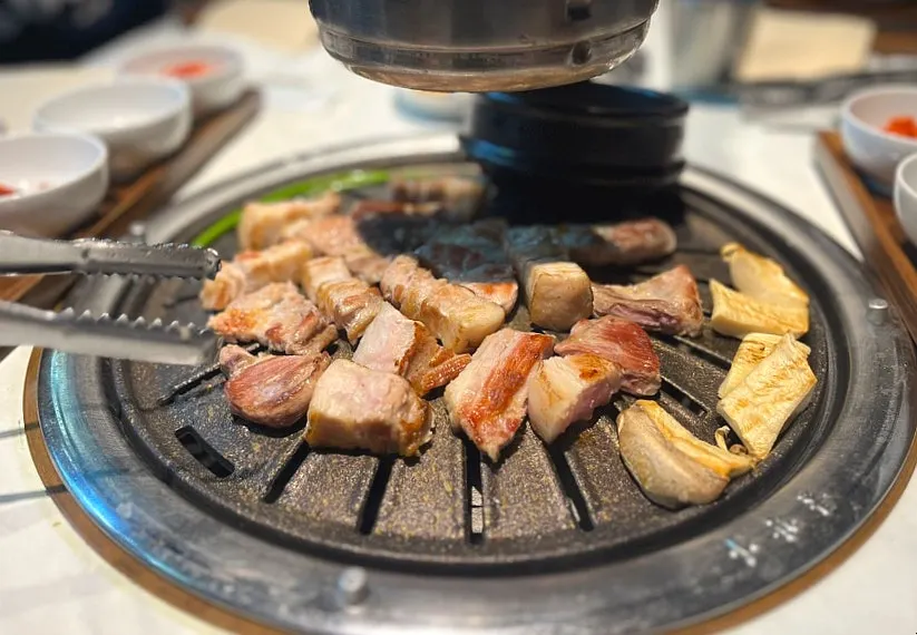 Hanwoo pork set meat cooking first on the grill