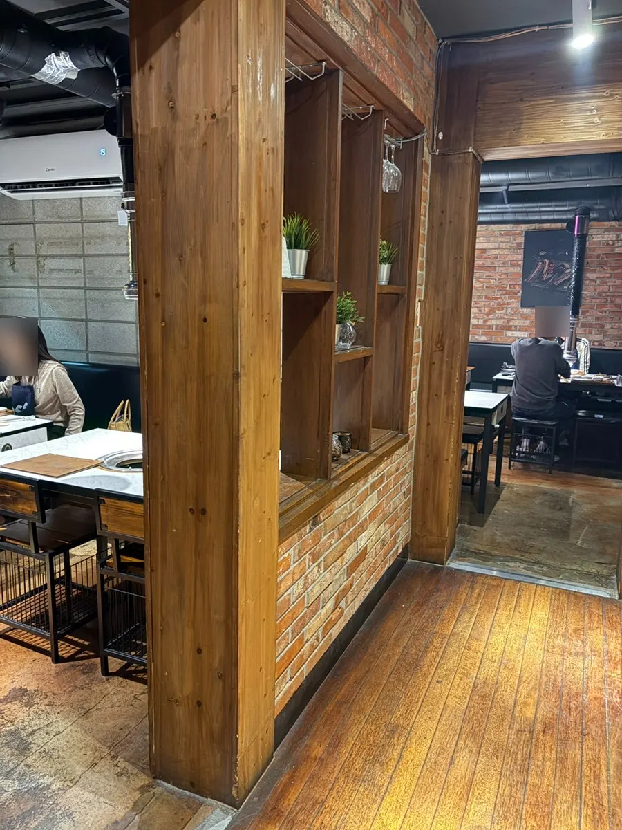 정육도 합정점 입구와 실내로 들어가는 길