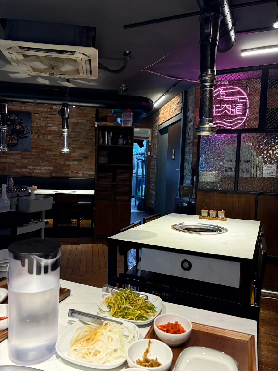 정육도 합정점 실내 좌석과 단체석
