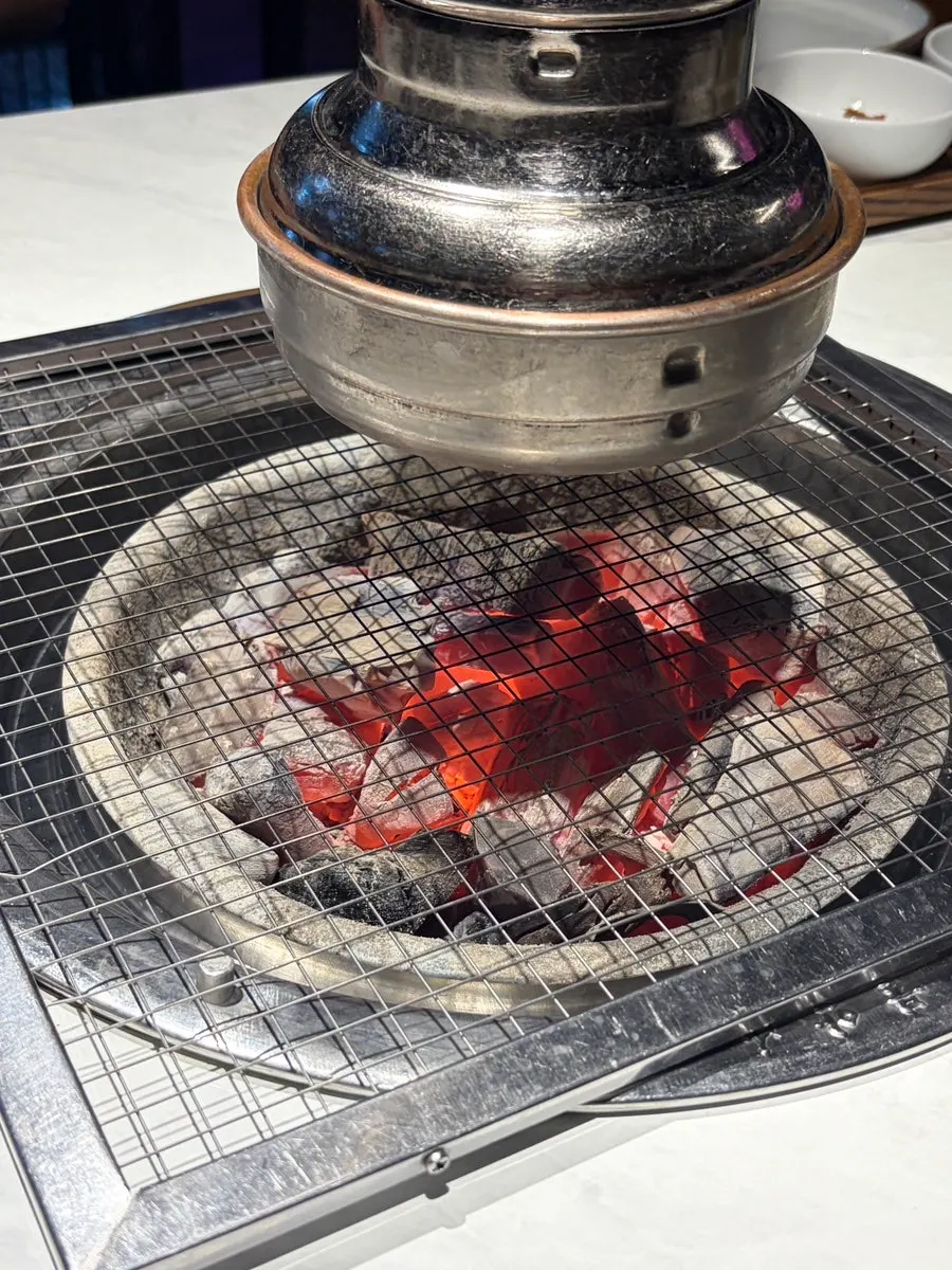 테이블에 들어온 뜨거운 숯불 화로