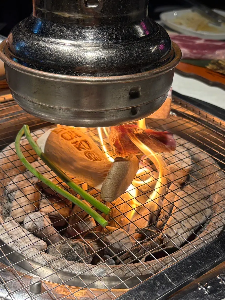 숯불에 올린 한돈 생갈비와 삼겹살