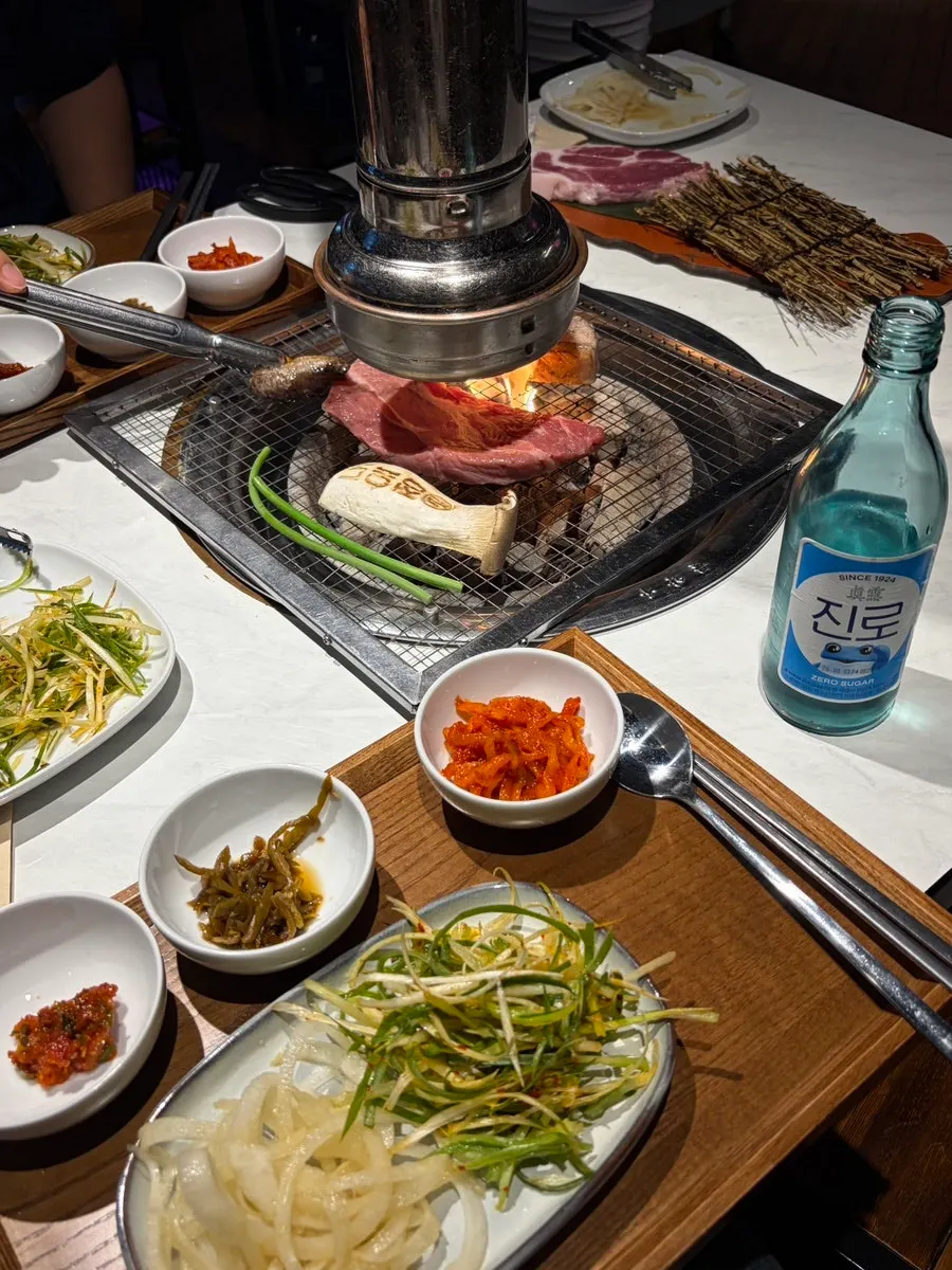 소주와 함께 차려진 숯불고기 상차림