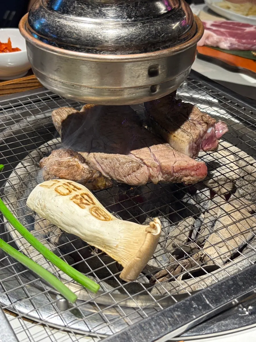 두툼하게 구워지는 한돈 고기