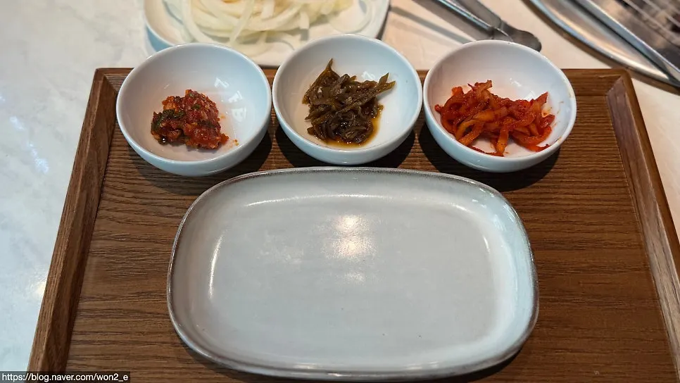 Shredded green onion salad and salted seafood side dishes