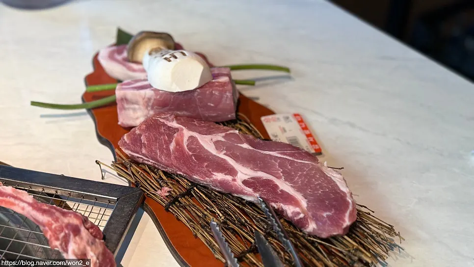 Raw pork set plating at Jeongyukdo