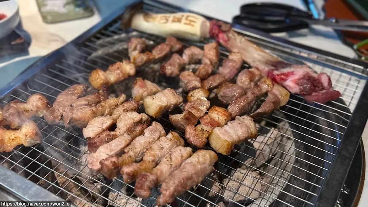 Charcoal-grilled meat cut into bite-sized pieces