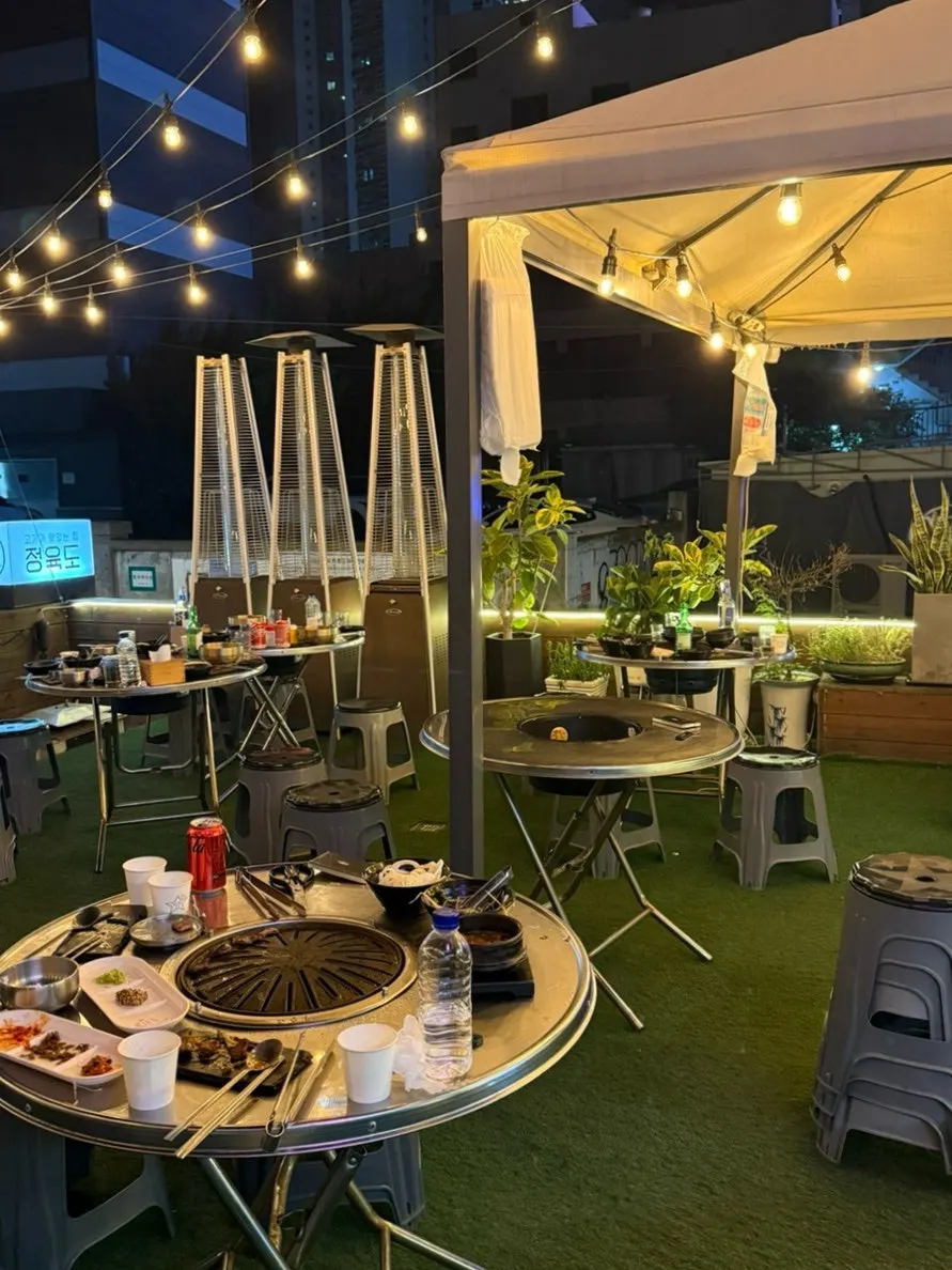 정육도의 넓은 야장 좌석