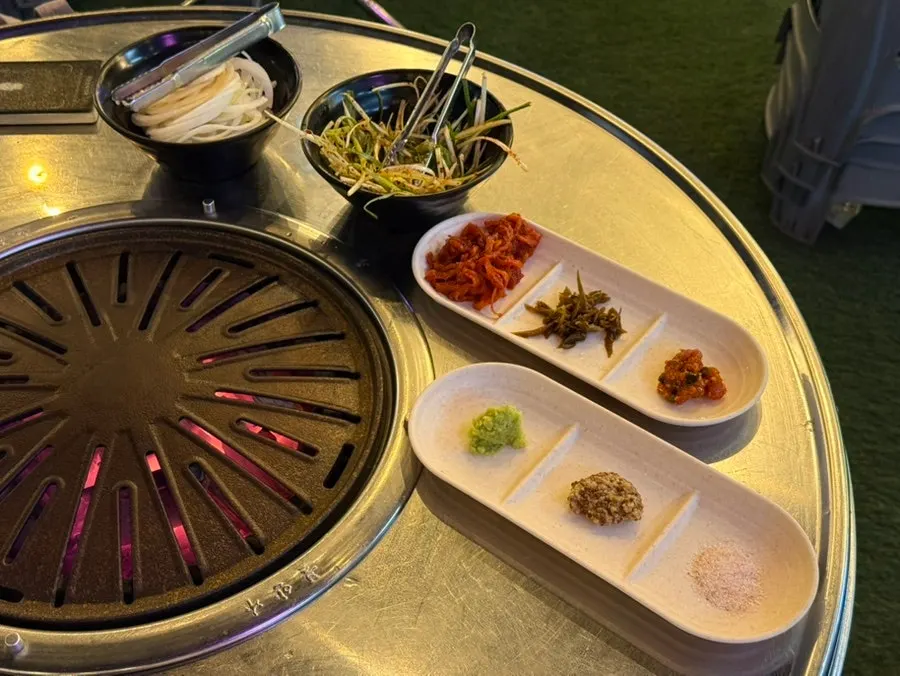 핑크솔트와 홀그레인머스타드 등 기본 소스와 밑반찬