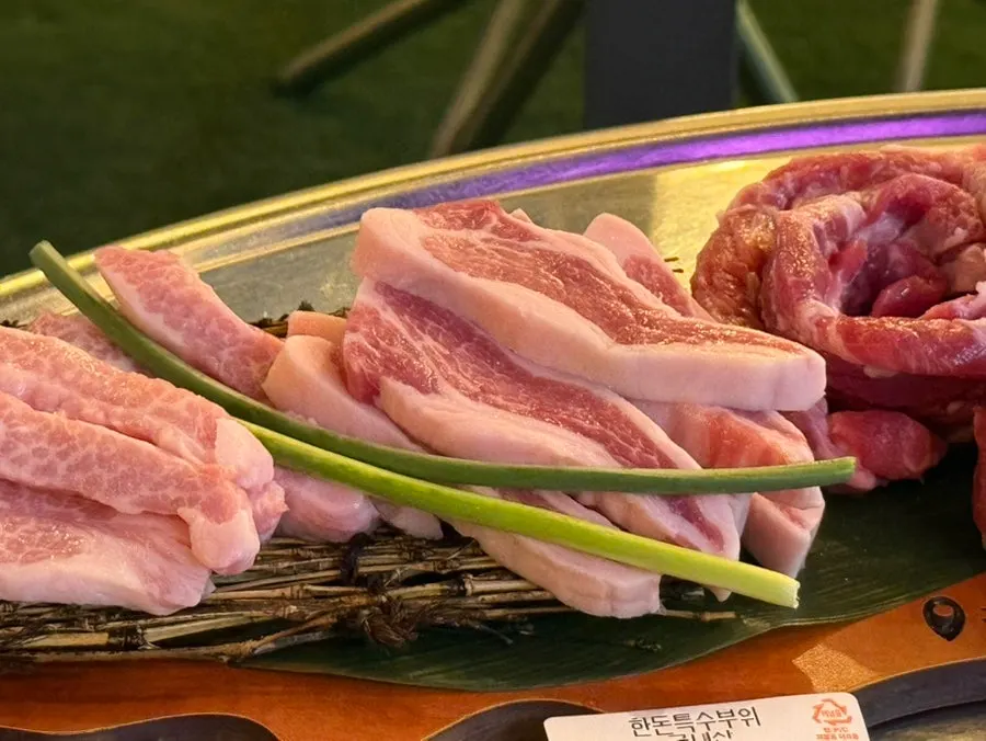 접시에 담긴 한돈 특수부위 생고기