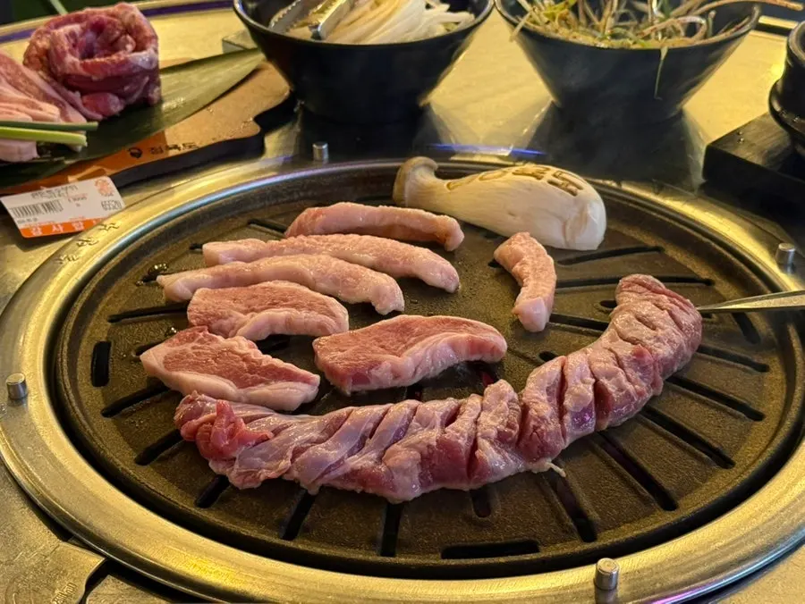 숯불 위에 올린 한돈 특수부위와 통새송이버섯