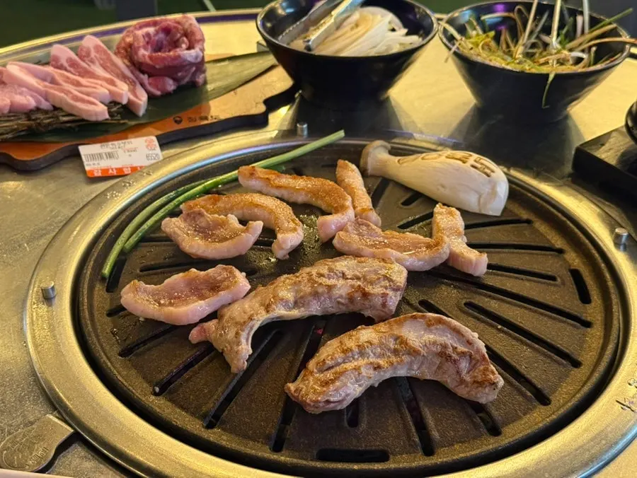 숯불에서 노릇하게 익어가는 특수부위 고기