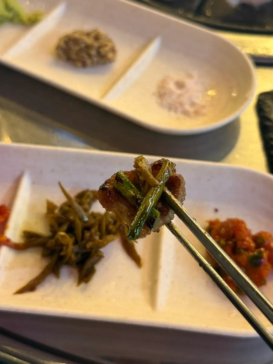밑반찬을 올려 먹는 구운 한돈 특수부위