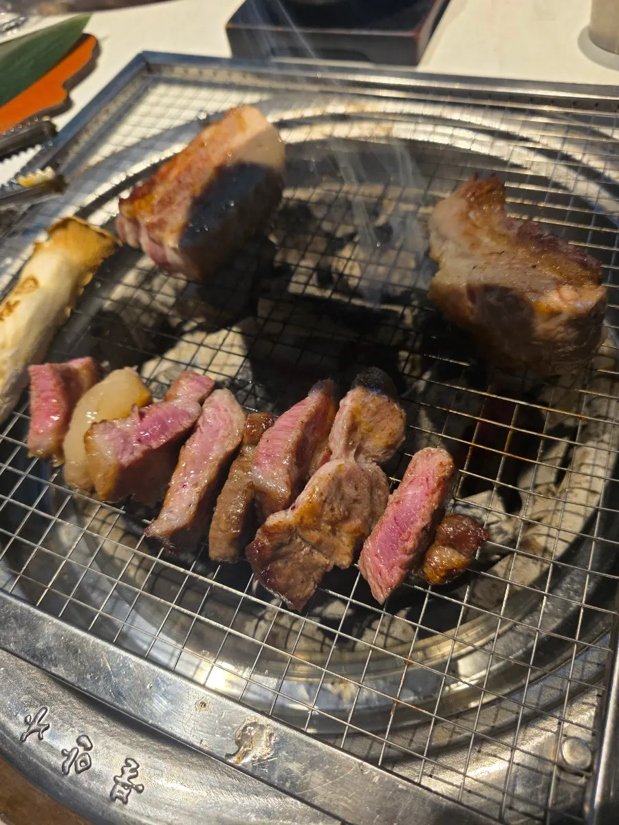 숯불 위에 올린 정육도 삼겹살