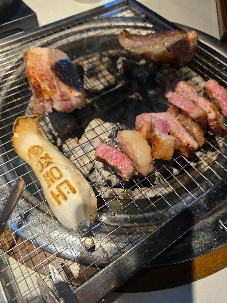 숯불에 굽는 두툼한 삼겹살