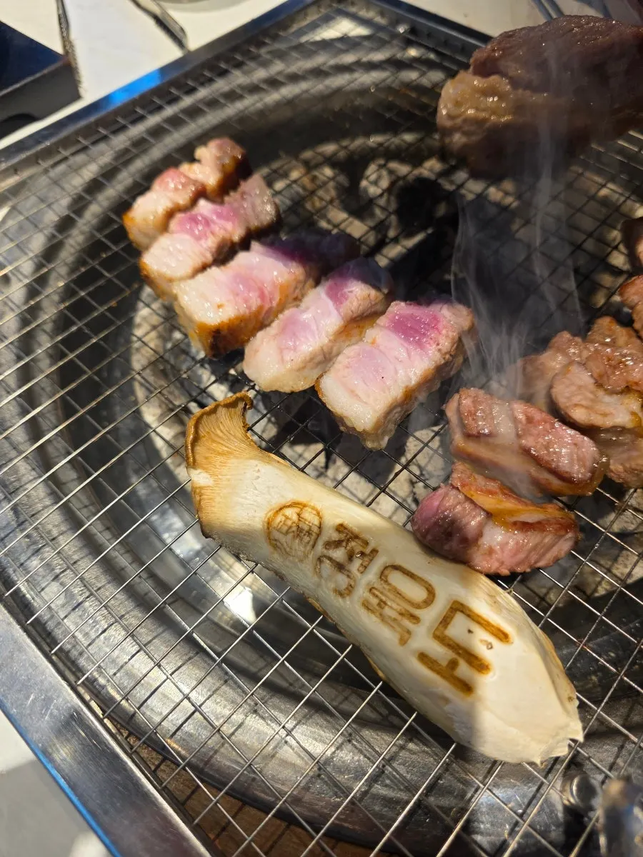 노릇하게 익어가는 정육도 고기