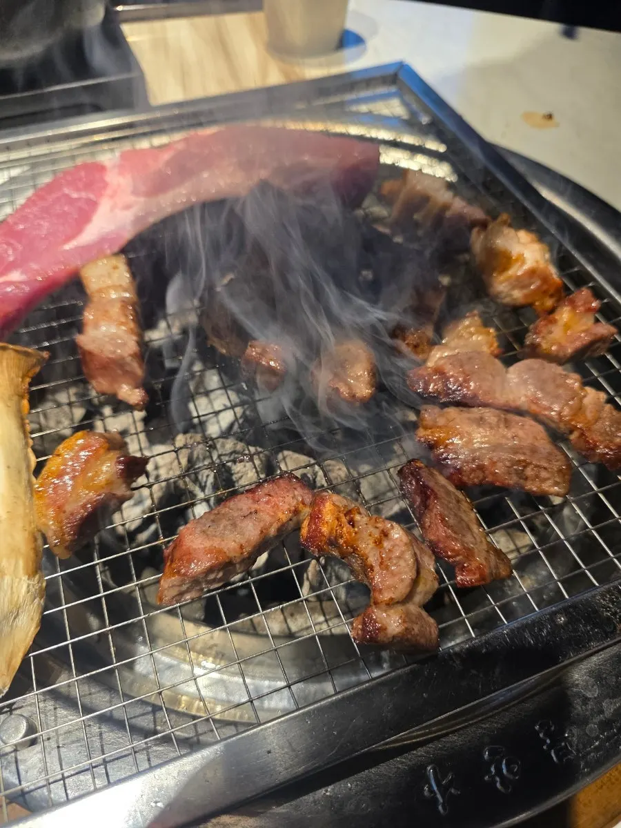 소금과 쌈으로 즐기는 구운 고기