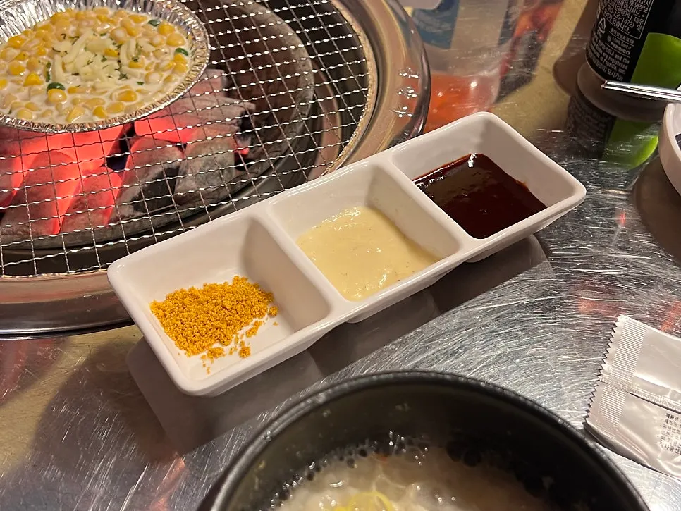 쪽갈비 찍어 먹는 소스 3종과 기본반찬