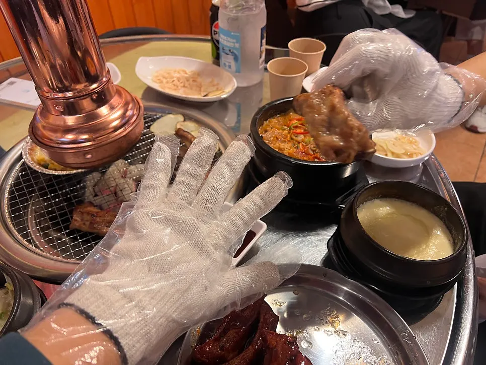 불판에 올린 초벌 간장쪽갈비