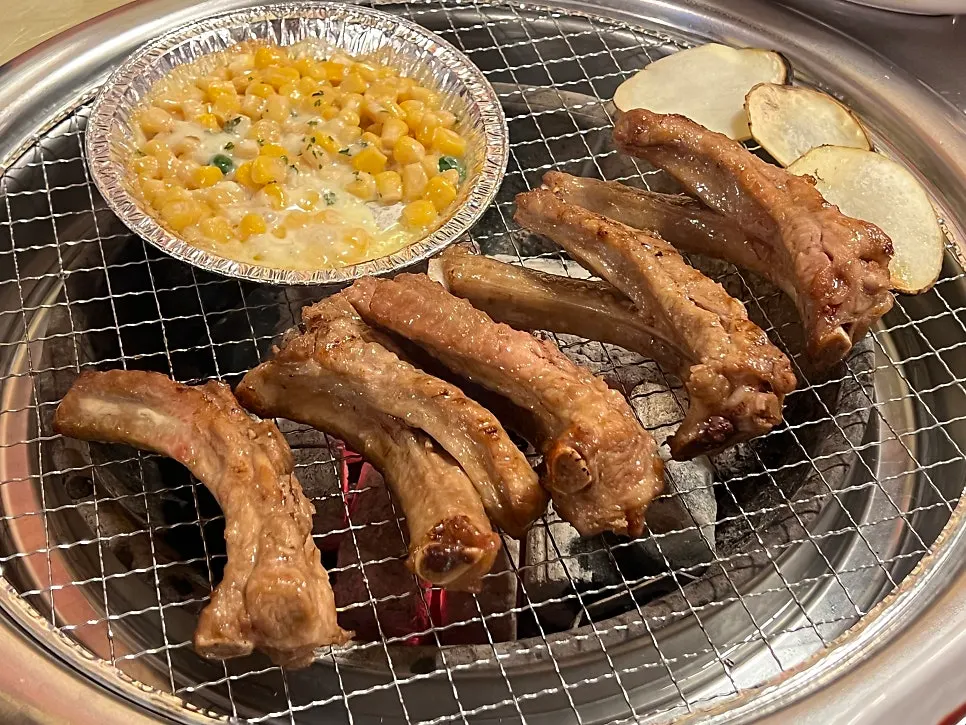 목장갑 끼고 손으로 잡은 간장쪽갈비