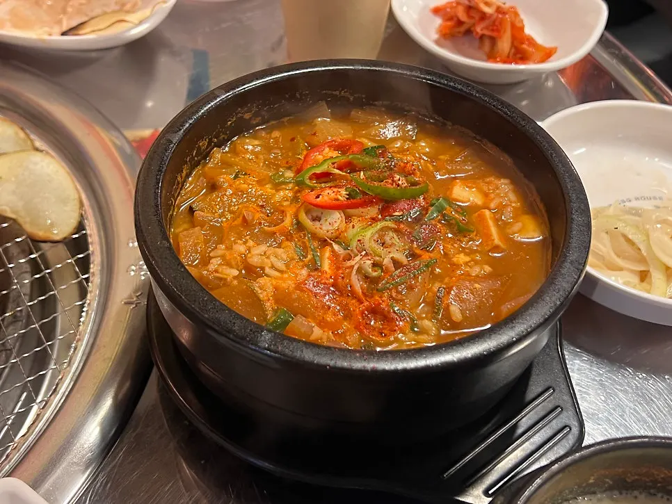 치즈퐁듀에 찍어 먹는 매콤한 양념쪽갈비