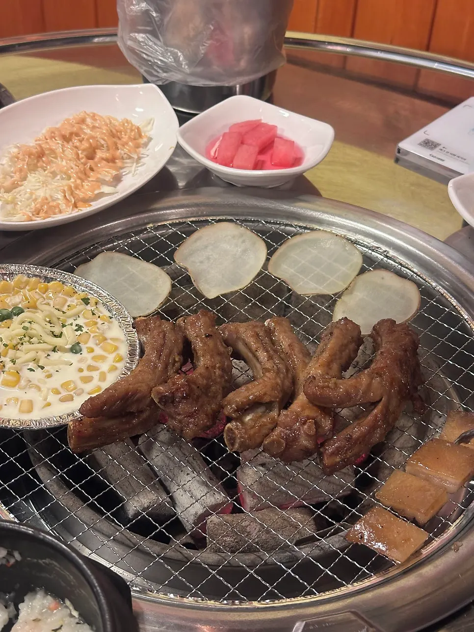 불판 위에 올린 초벌 쪽갈비