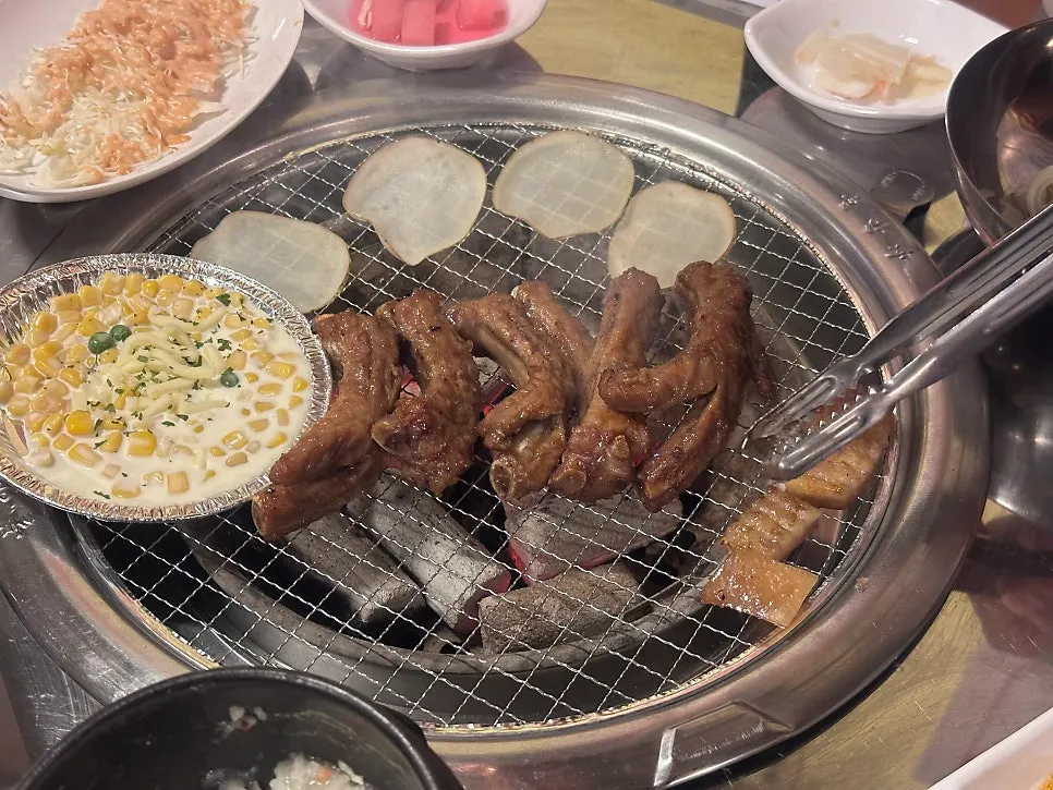 사이드까지 함께 깔린 쪽갈비 한 상