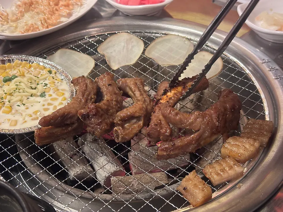 맥주와 함께 차린 쪽갈비 테이블