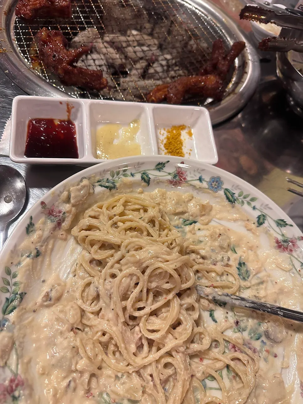 쪽갈비와 크림파스타를 함께 차린 상