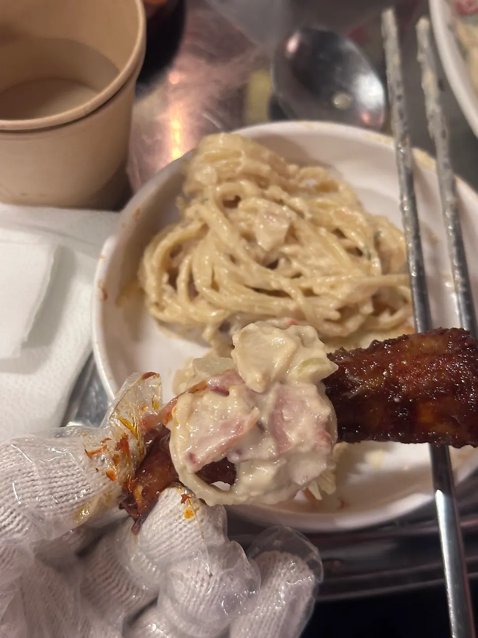 쪽갈비 위에 올린 크림파스타