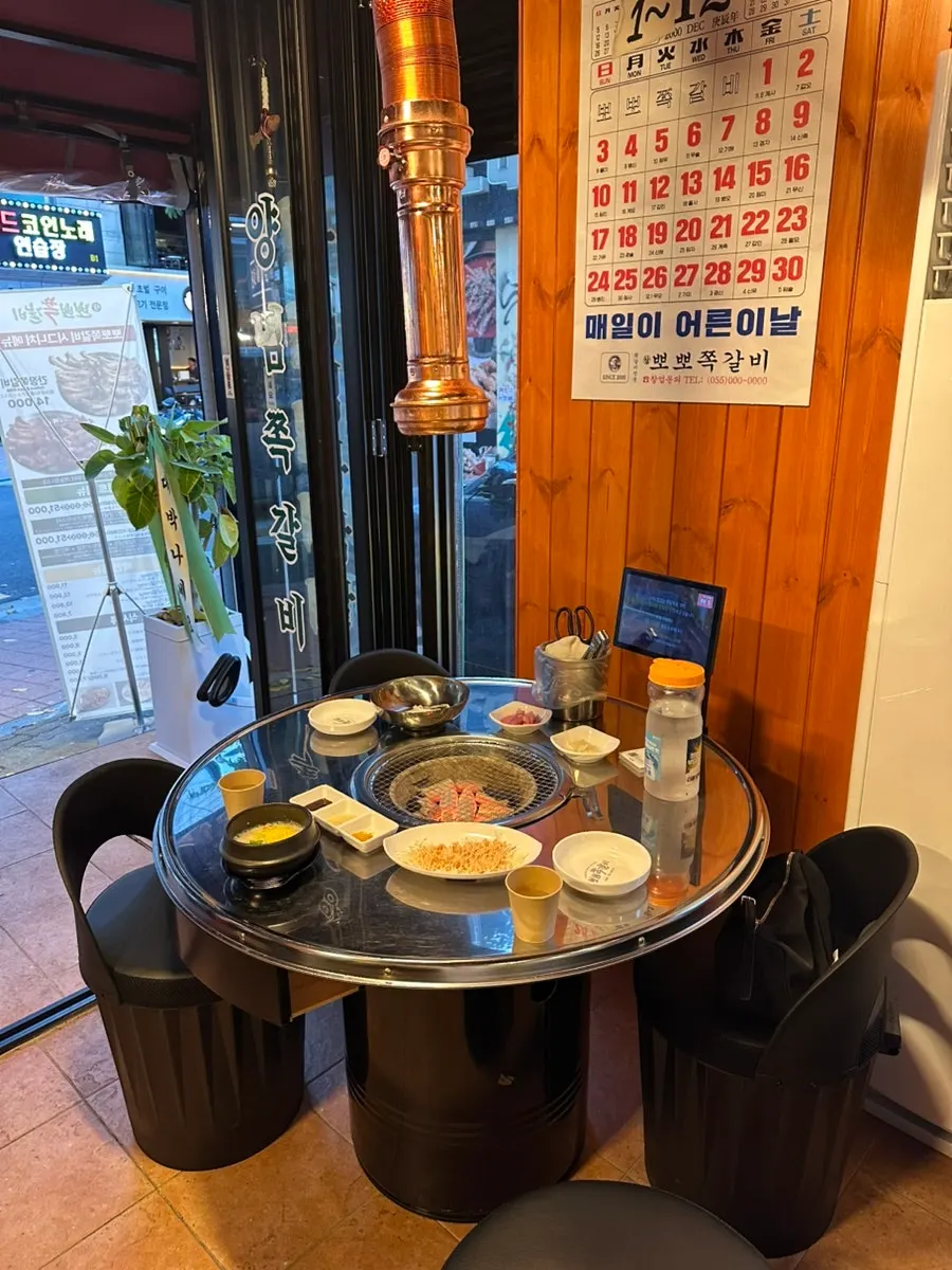 Interior seating at Champpoppo Jjokgalbi Hapjeong Branch