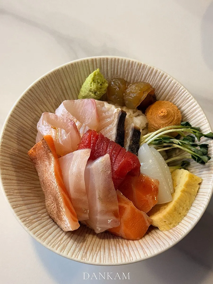 13-piece sashimi kaisendon