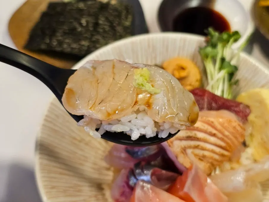 Kaisendon served with roasted seaweed