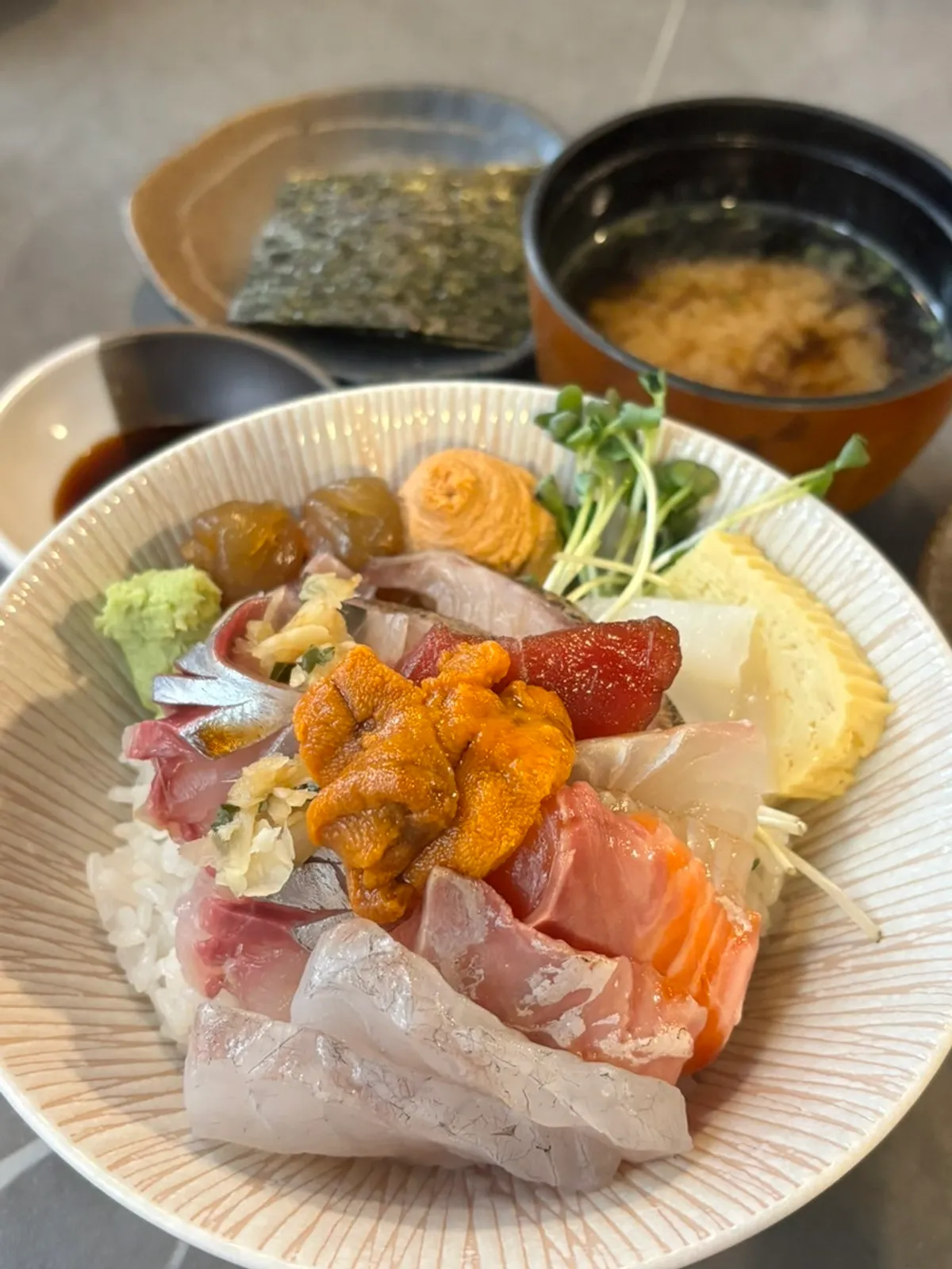 Kaisendon topped with uni and sashimi