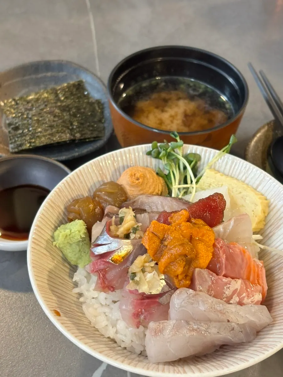 Thickly sliced sashimi on kaisendon