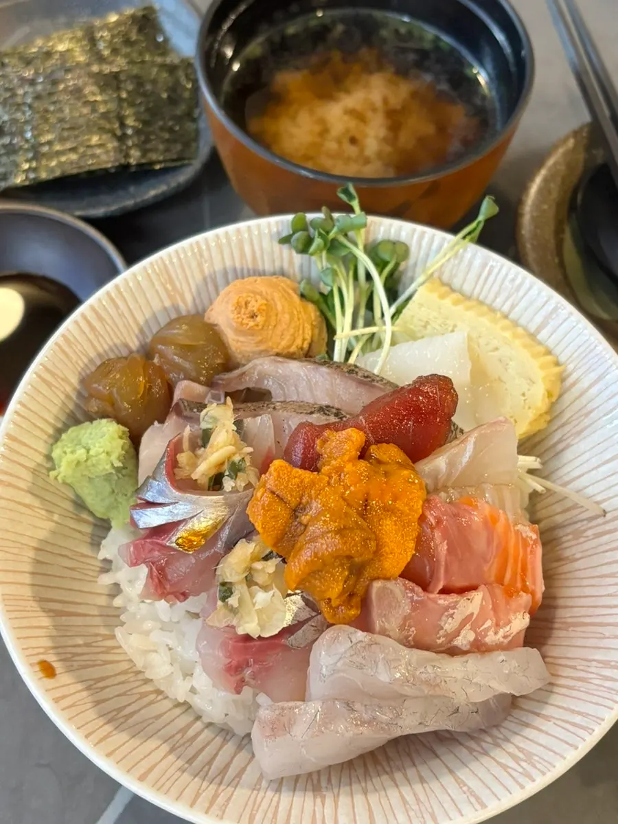 A bowl of fresh sashimi kaisendon