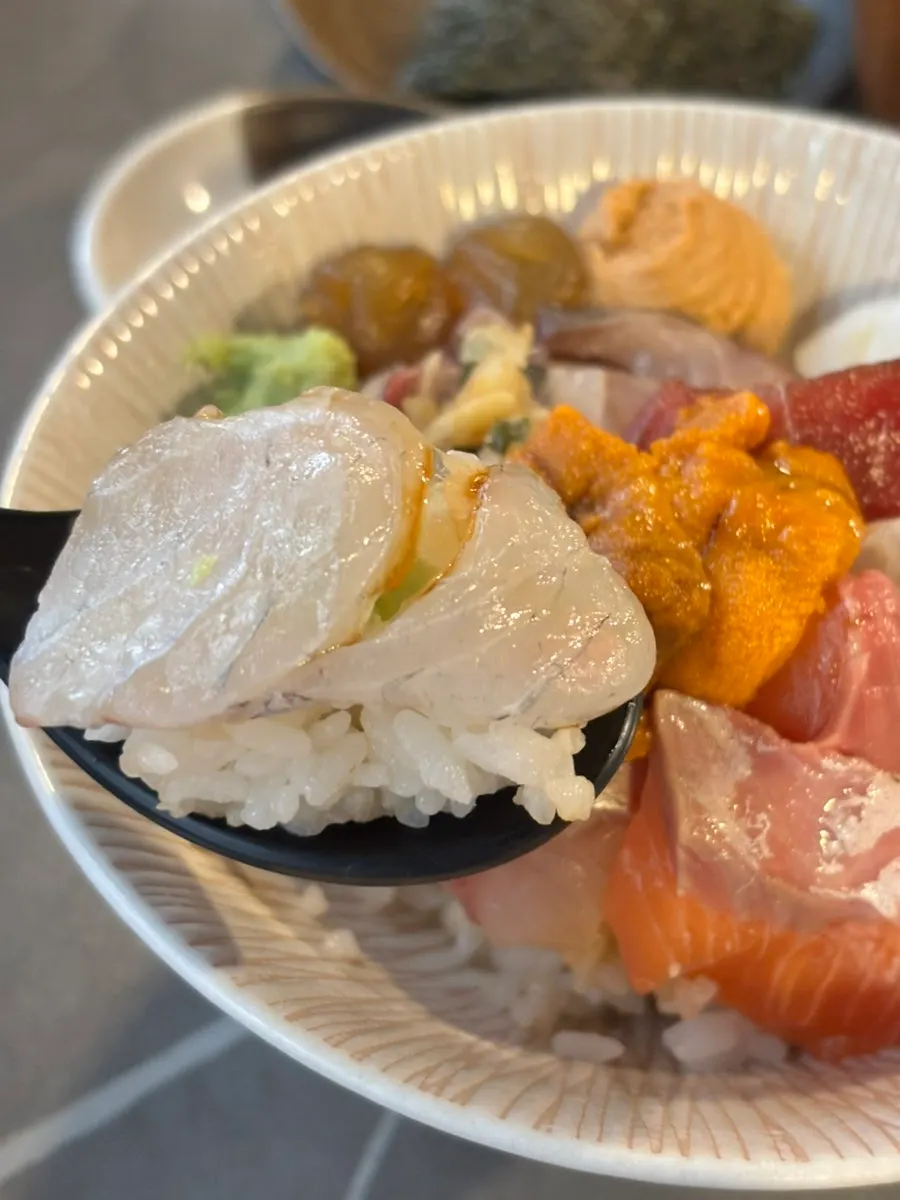 Glossy sashimi on kaisendon