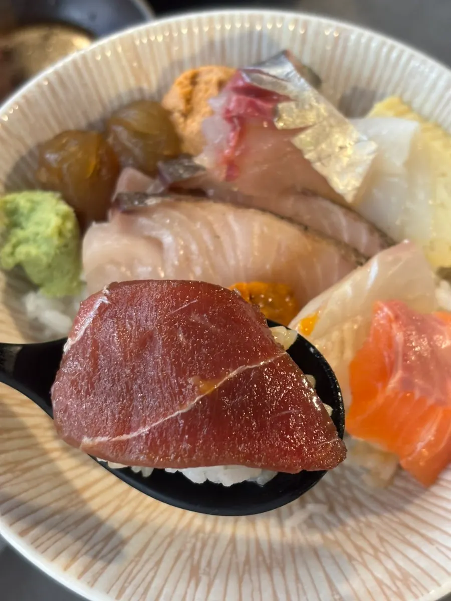 A gradually disappearing bowl of kaisendon