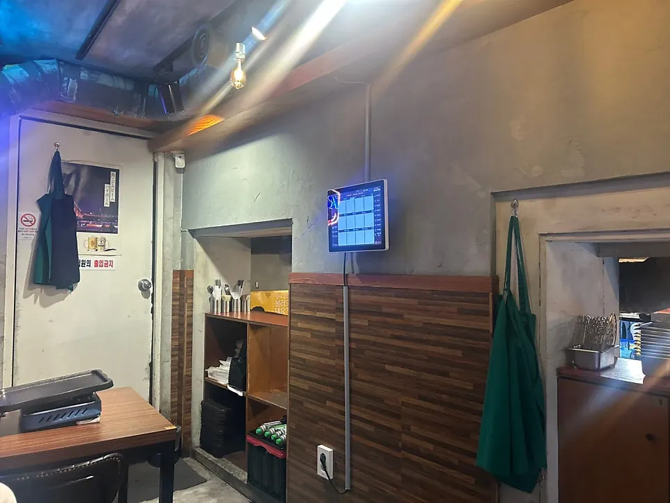 합정 이쪽 김치삼겹살 내부