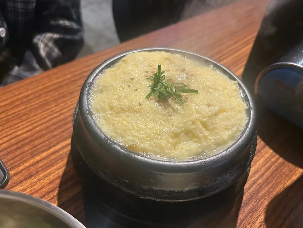 불판에 올린 삼겹살과 묵은지