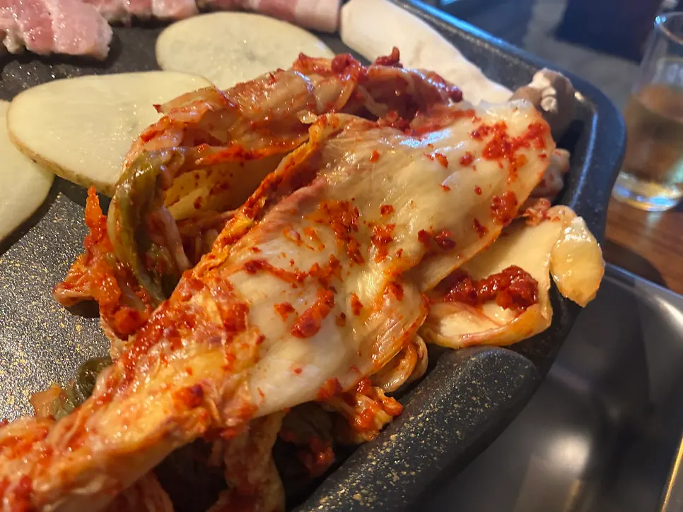 Ijjok Kimchi Samgyeopsal signboard and exterior view