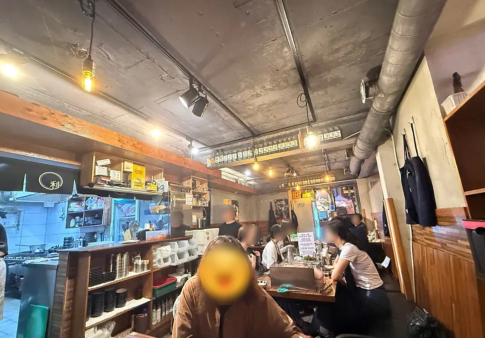 이쪽 김치삼겹살 1층 입구와 지하로 내려가는 계단