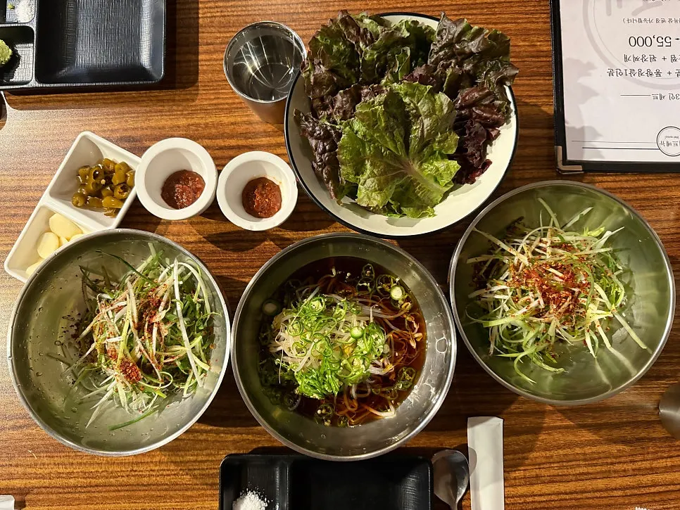 테이블에 올려진 진로 소주와 제로콜라