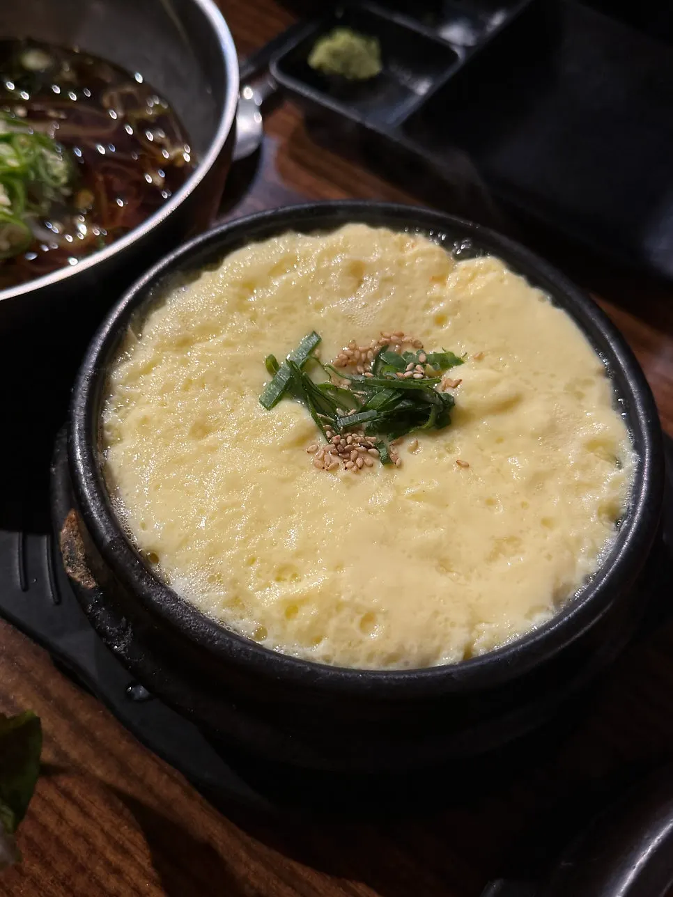 앞접시에 덜어둔 와사비와 소금