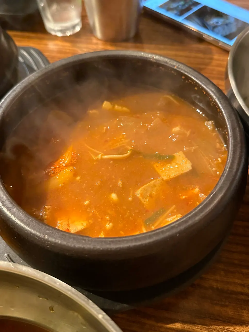 소금과 와사비를 곁들인 개인 앞접시
