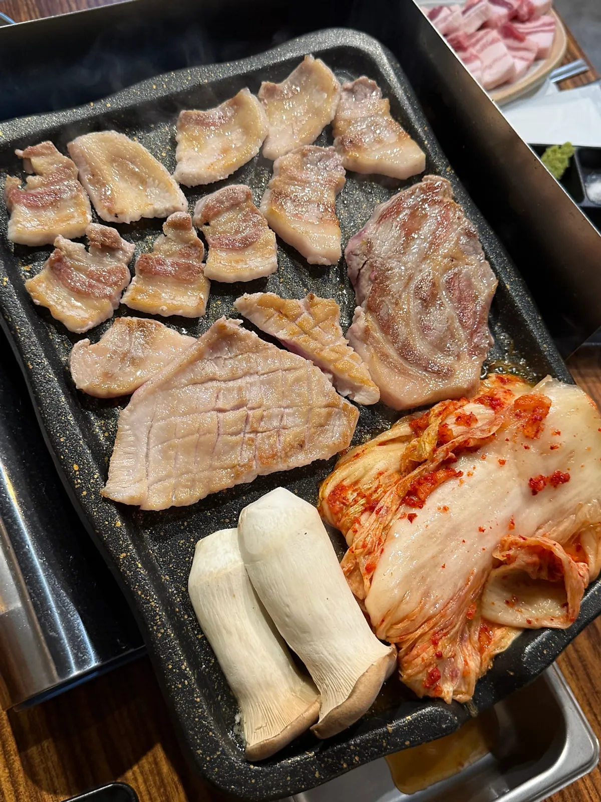 직원이 구워주는 김치삼겹살 불판