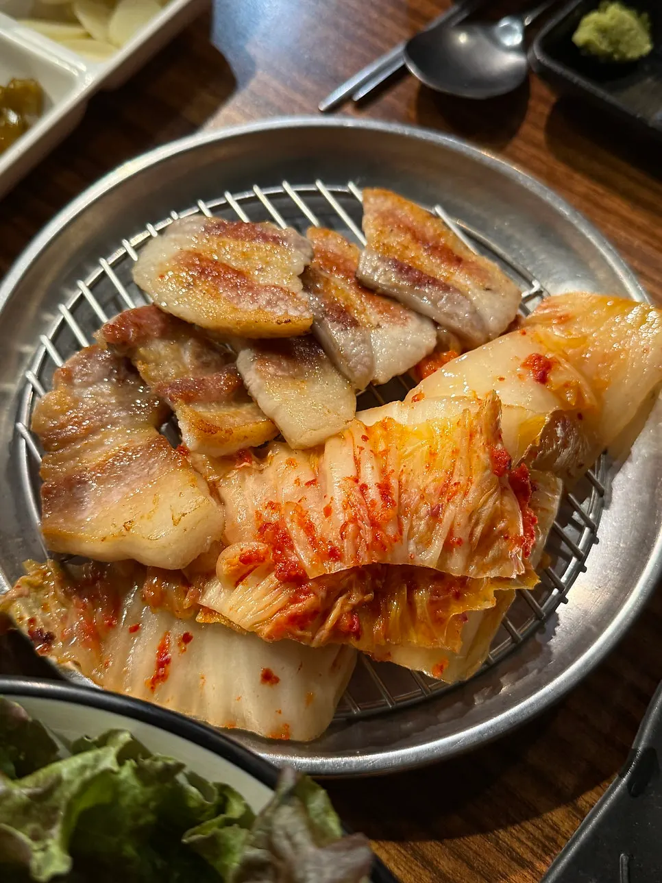 노릇하게 익어가는 삼겹살과 통김치