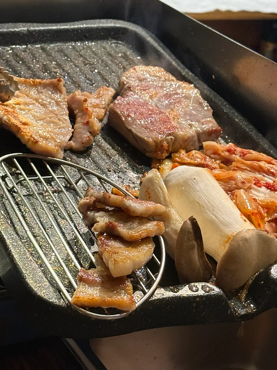 먹기 좋게 잘라 올려둔 구운 고기와 김치